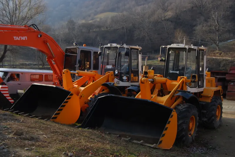 Wheel loaders and earthmoving machines on site